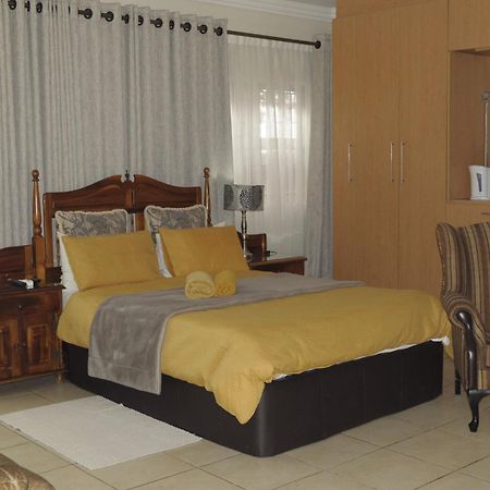 @Home Guest House Rustenburg Esterno foto