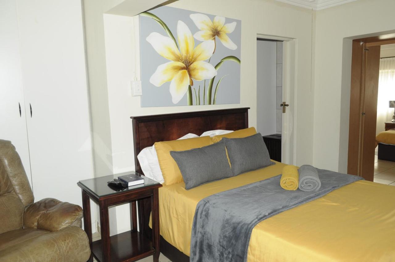 @Home Guest House Rustenburg Esterno foto