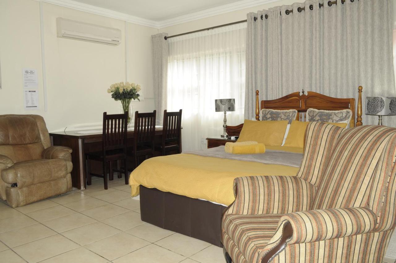 @Home Guest House Rustenburg Esterno foto