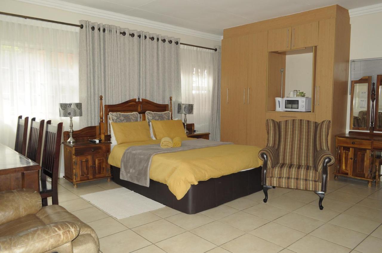 @Home Guest House Rustenburg Esterno foto