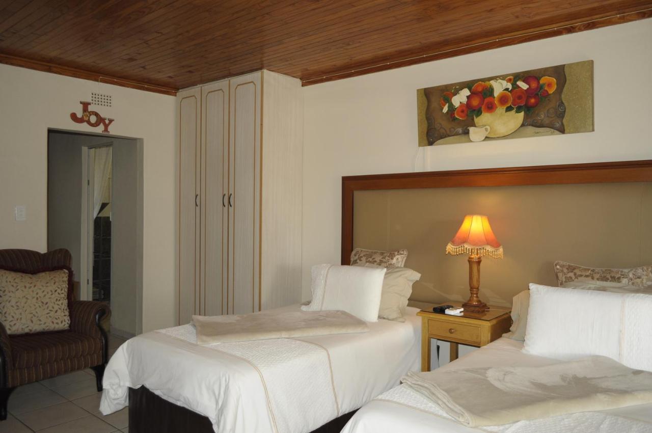 @Home Guest House Rustenburg Esterno foto