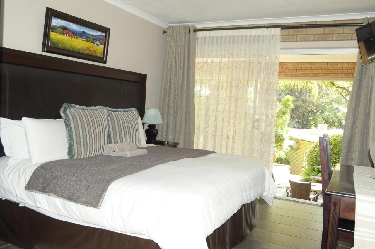 @Home Guest House Rustenburg Esterno foto