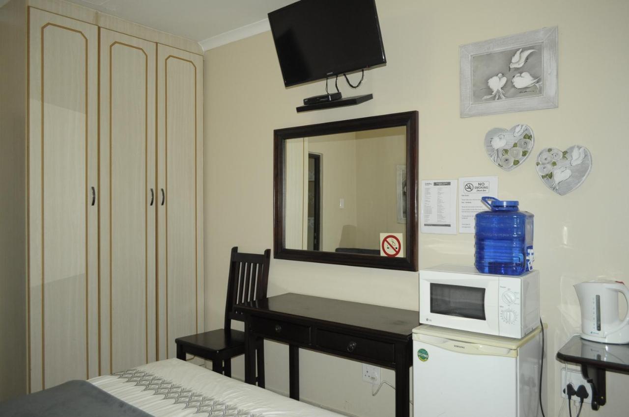 @Home Guest House Rustenburg Esterno foto