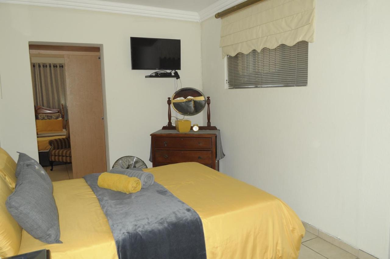 @Home Guest House Rustenburg Esterno foto
