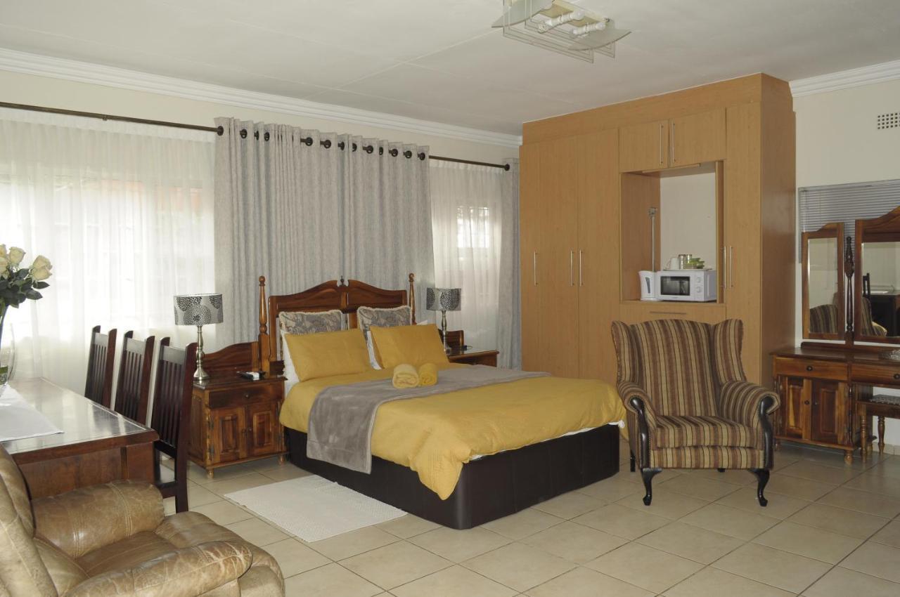 @Home Guest House Rustenburg Esterno foto