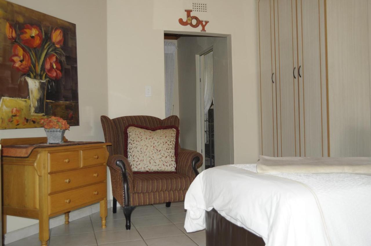 @Home Guest House Rustenburg Esterno foto