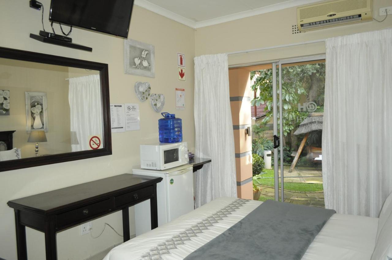 @Home Guest House Rustenburg Esterno foto