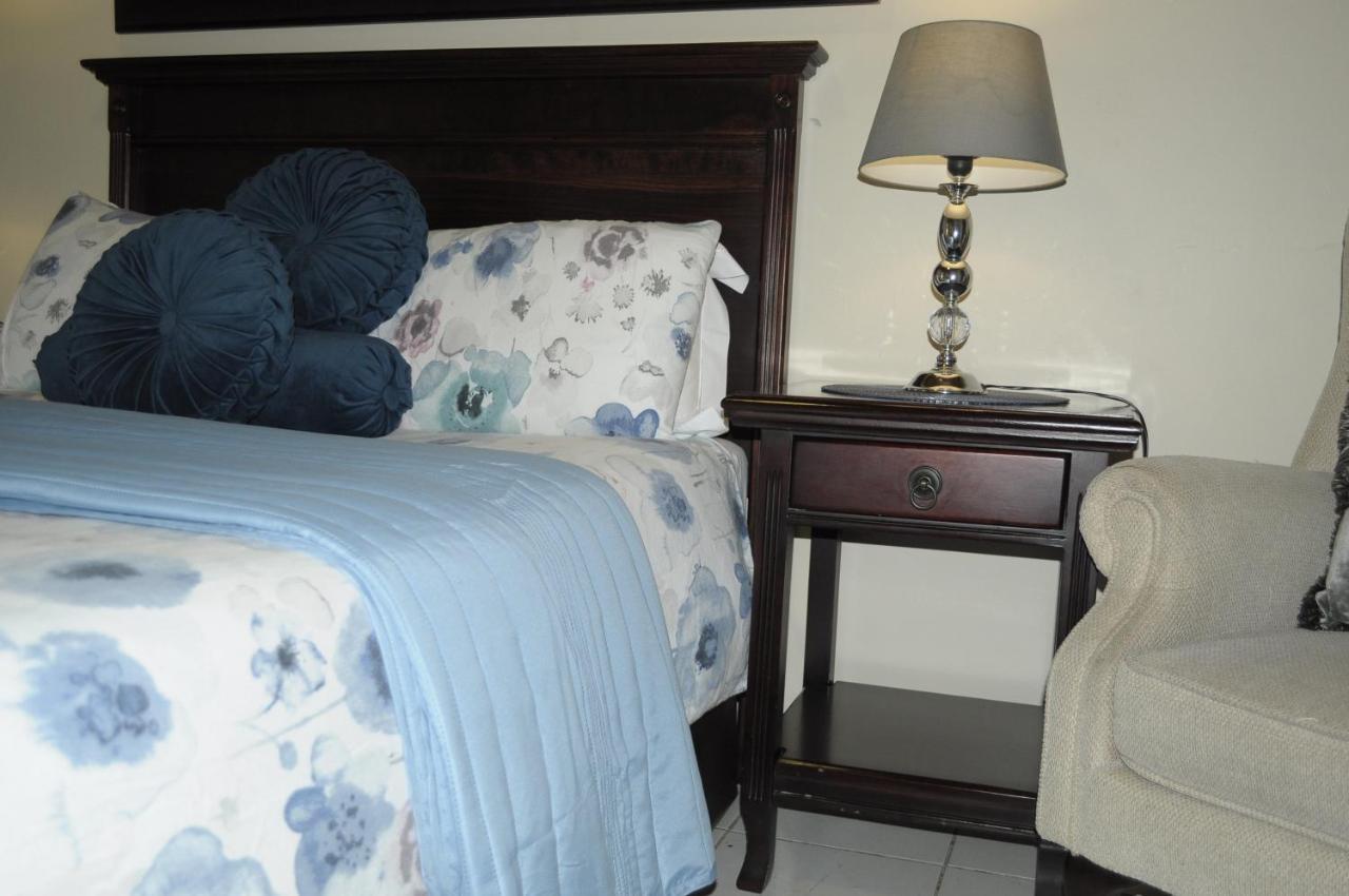 @Home Guest House Rustenburg Esterno foto