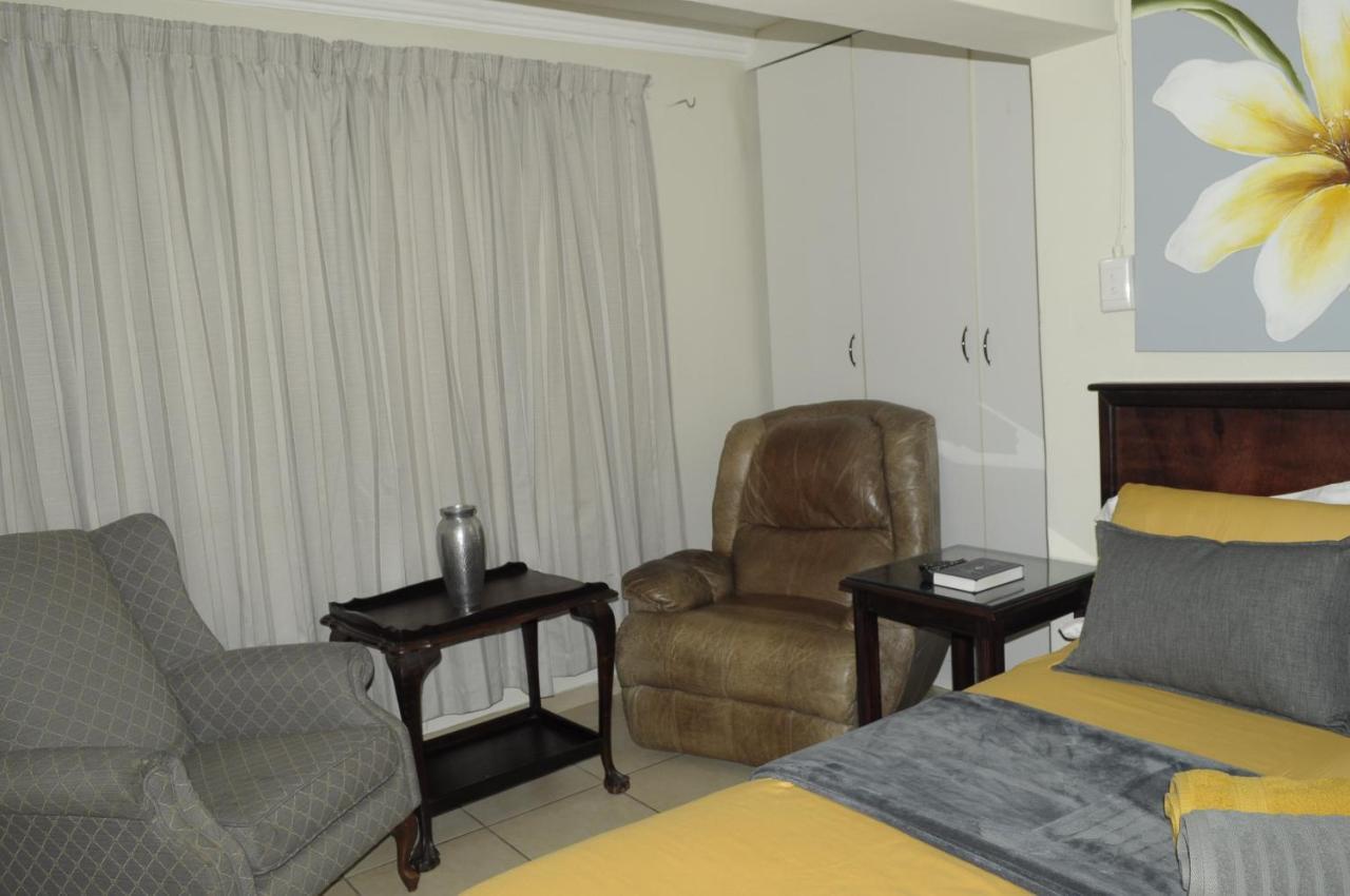 @Home Guest House Rustenburg Esterno foto