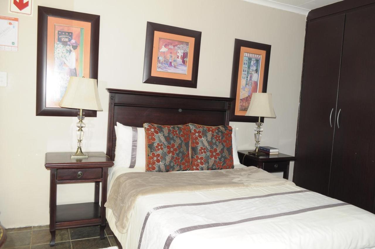 @Home Guest House Rustenburg Esterno foto