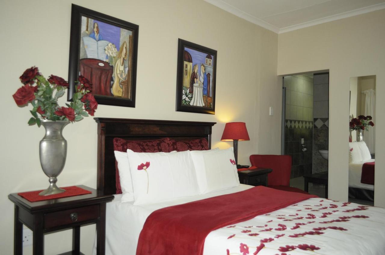 @Home Guest House Rustenburg Esterno foto