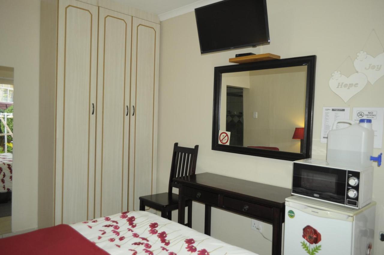 @Home Guest House Rustenburg Esterno foto