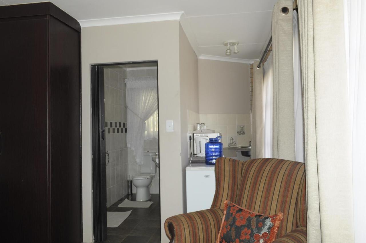 @Home Guest House Rustenburg Esterno foto