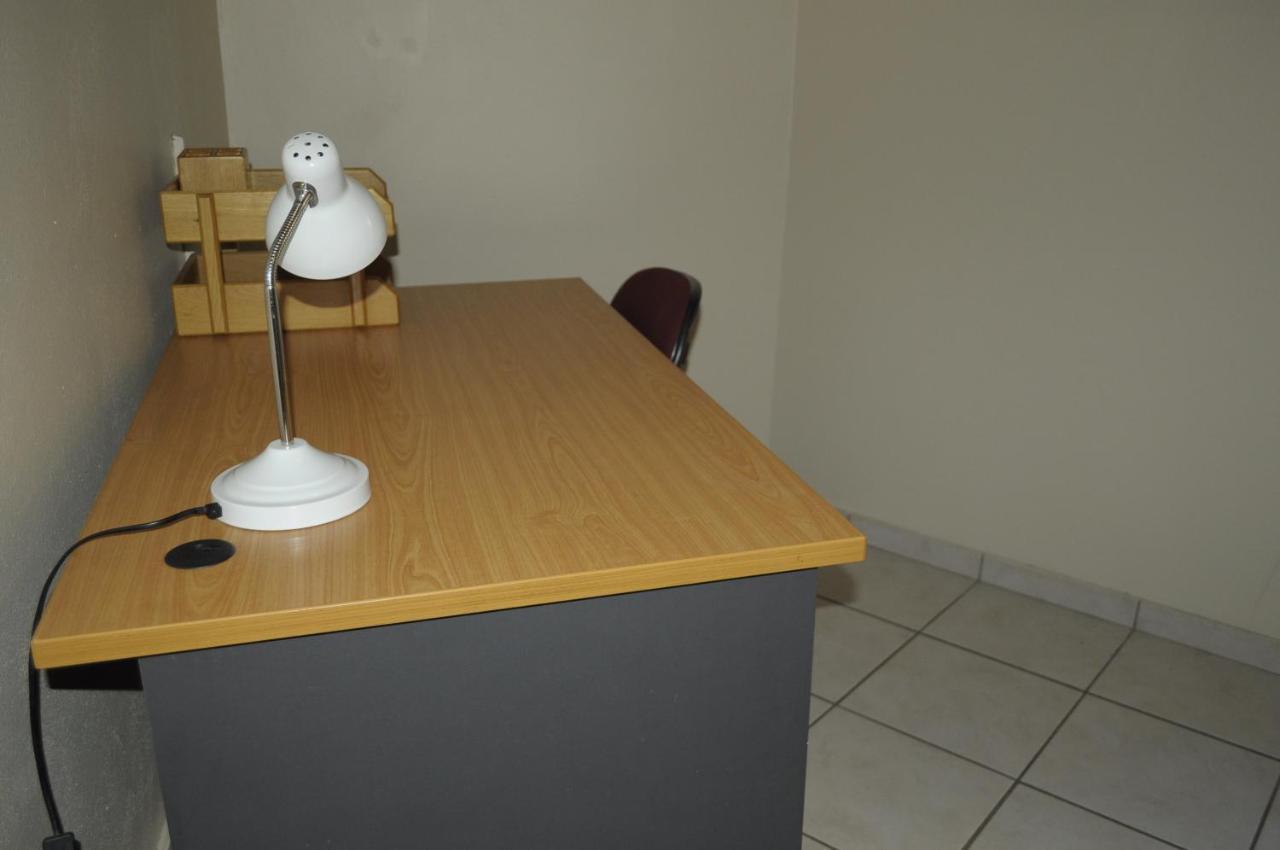 @Home Guest House Rustenburg Esterno foto