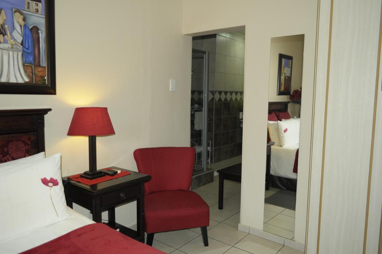 @Home Guest House Rustenburg Esterno foto