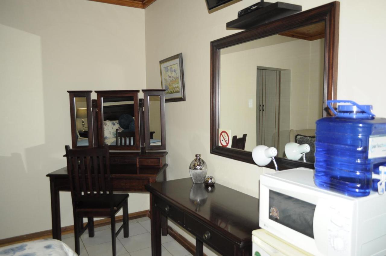 @Home Guest House Rustenburg Esterno foto