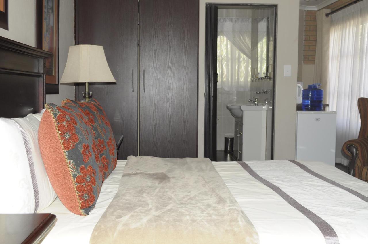 @Home Guest House Rustenburg Esterno foto