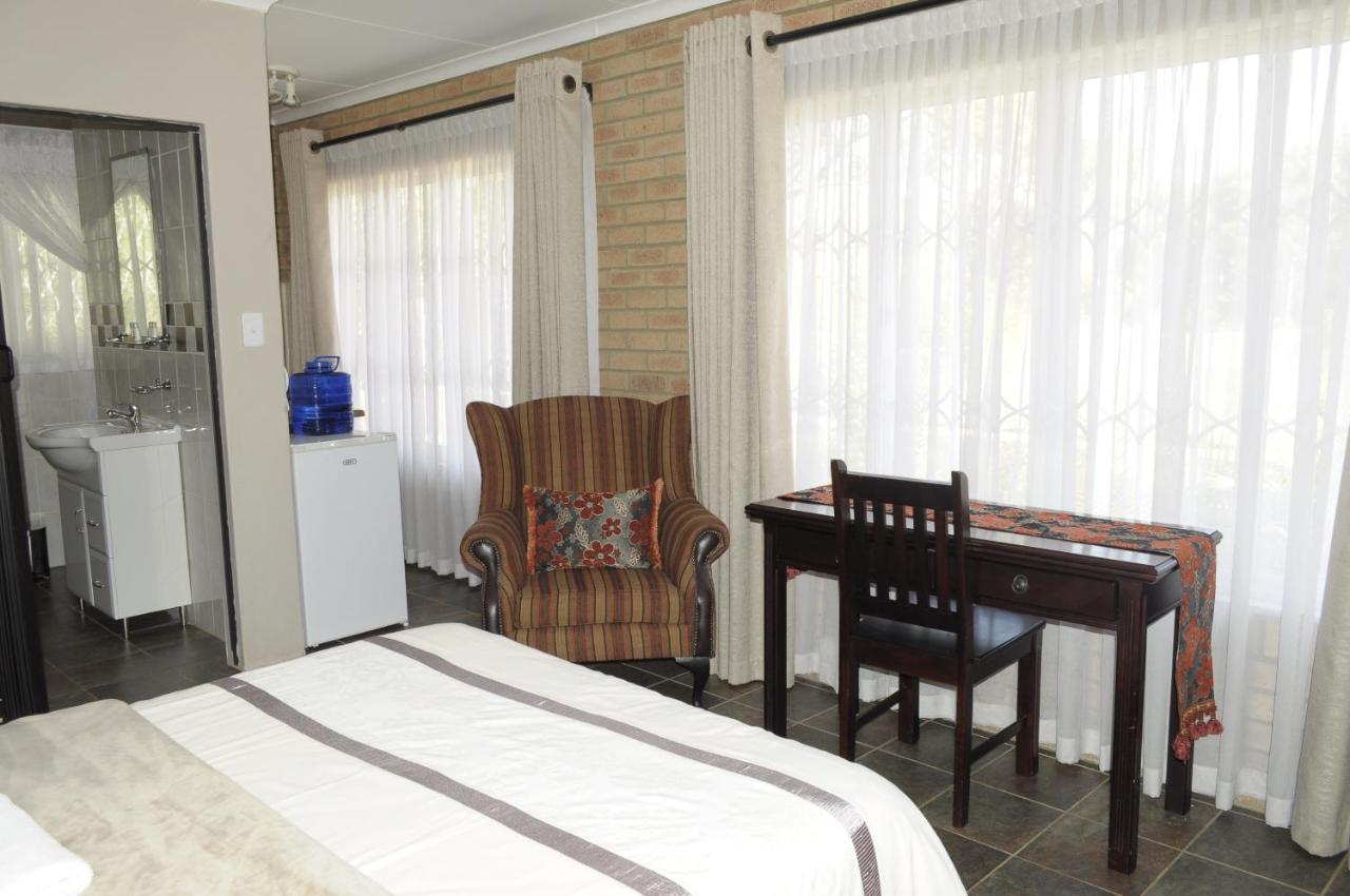 @Home Guest House Rustenburg Esterno foto