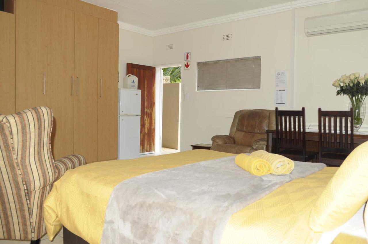 @Home Guest House Rustenburg Esterno foto