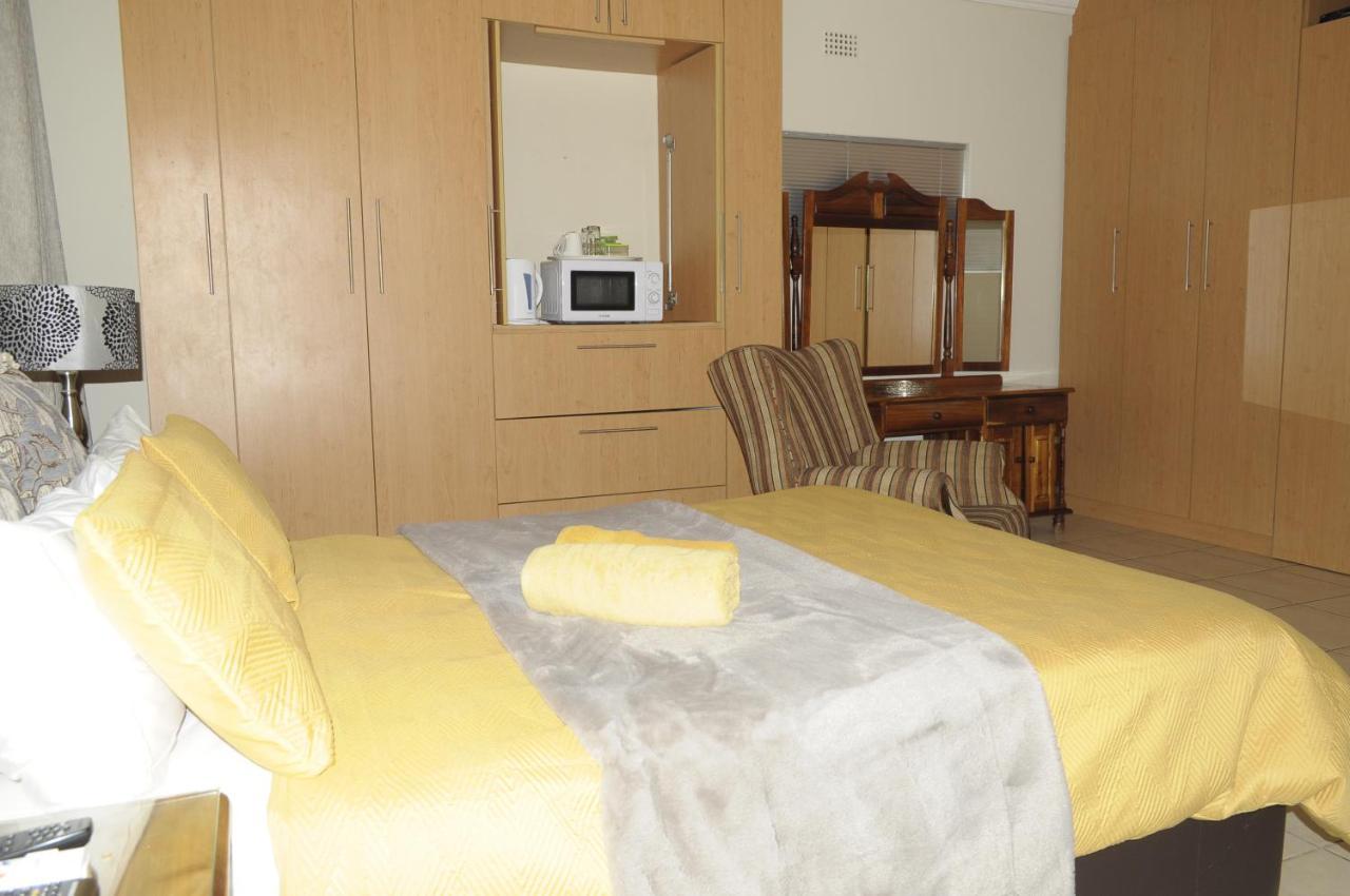 @Home Guest House Rustenburg Esterno foto