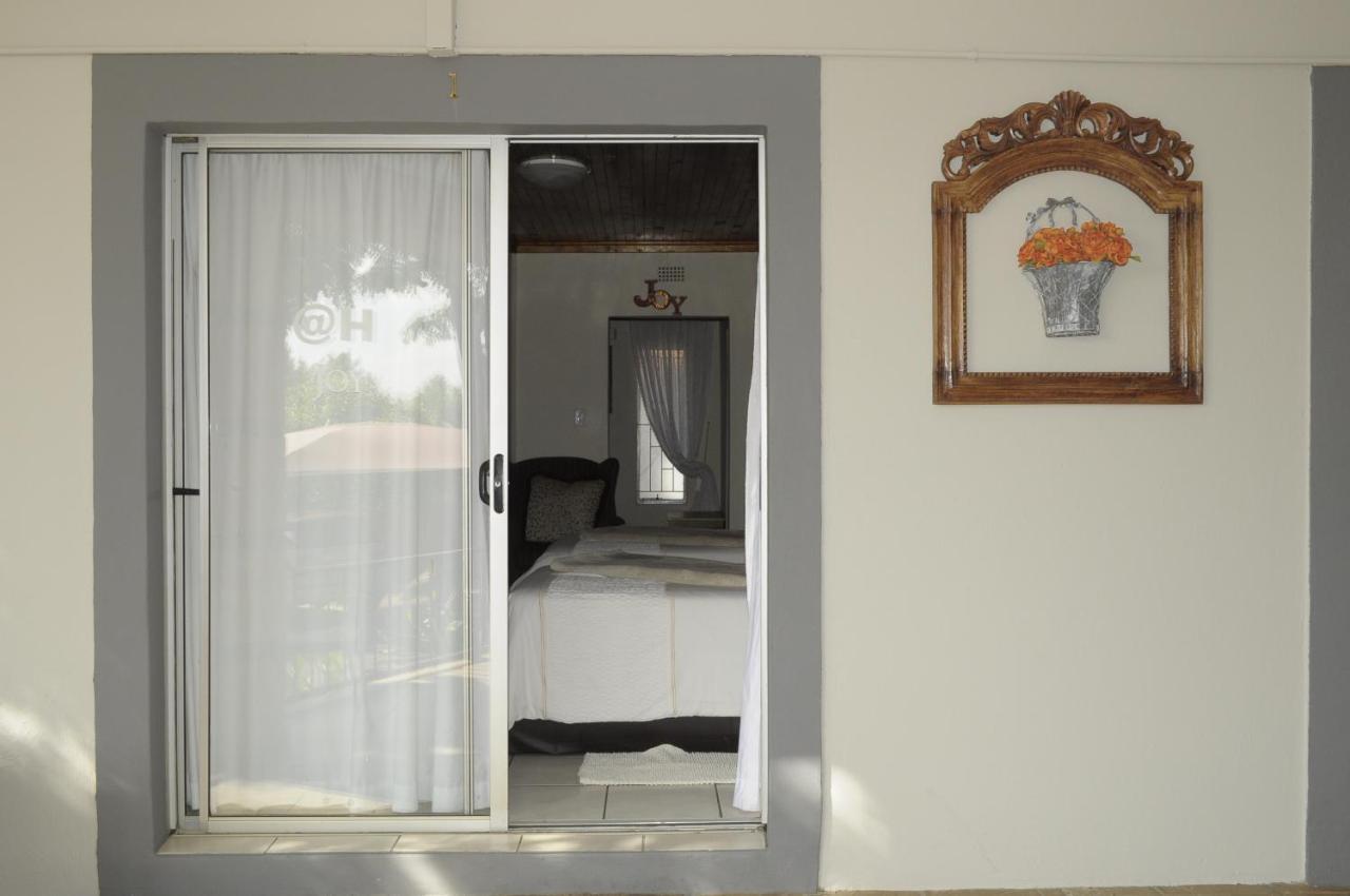 @Home Guest House Rustenburg Esterno foto