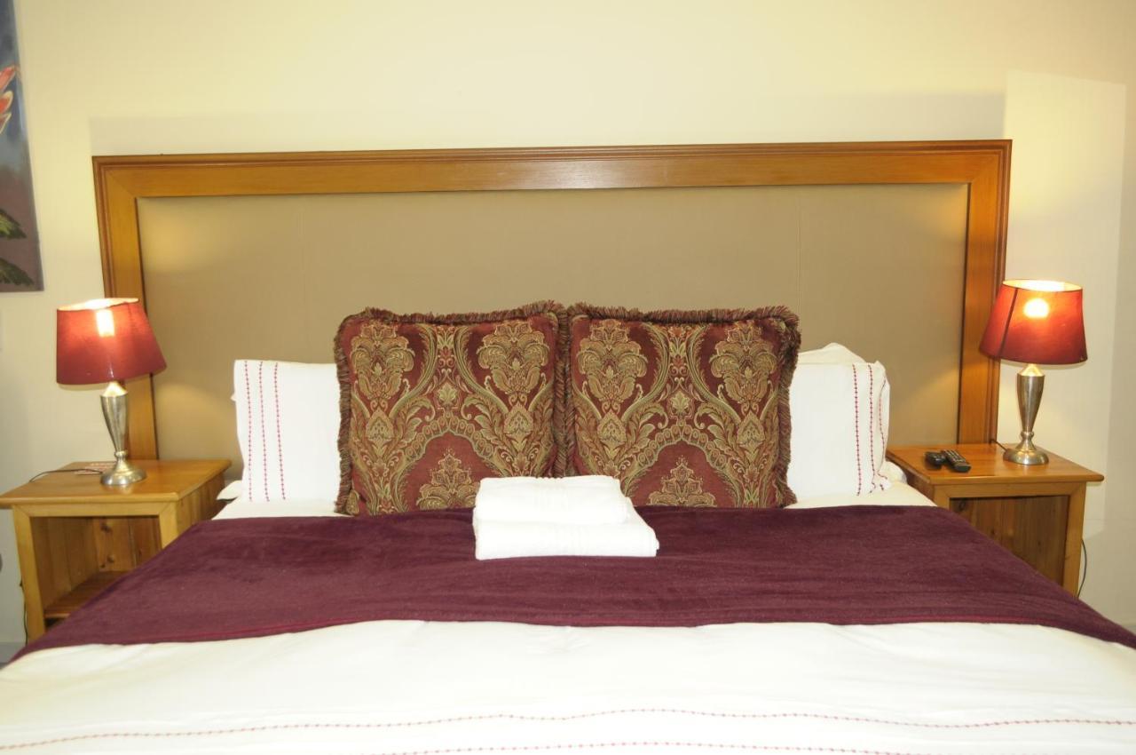 @Home Guest House Rustenburg Esterno foto