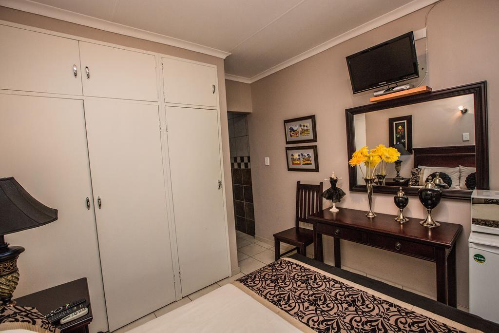 @Home Guest House Rustenburg Esterno foto