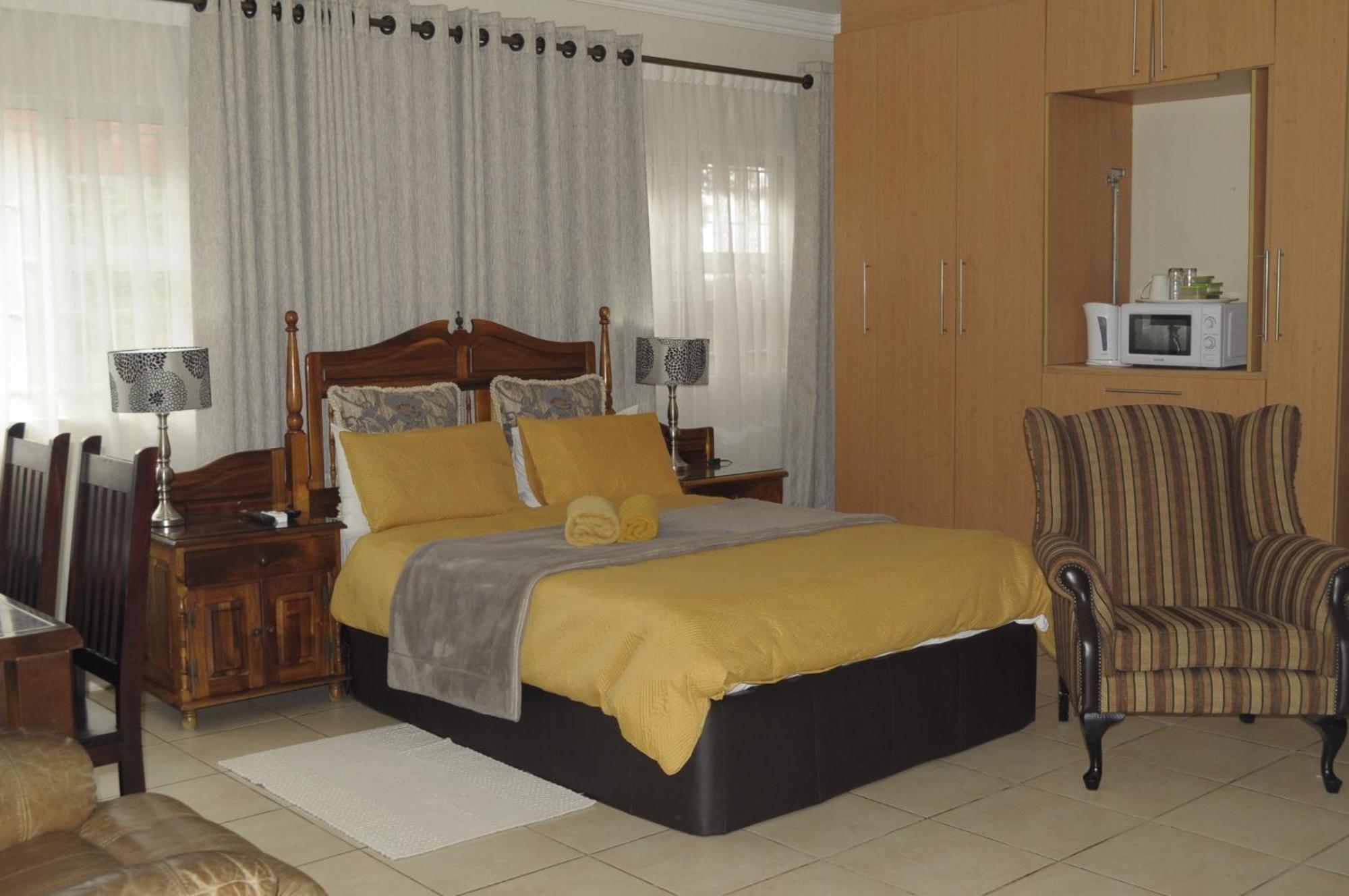 @Home Guest House Rustenburg Esterno foto