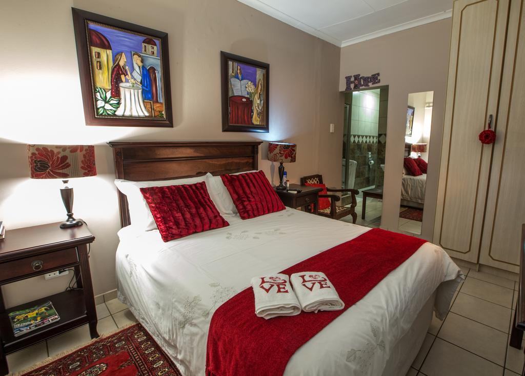 @Home Guest House Rustenburg Esterno foto